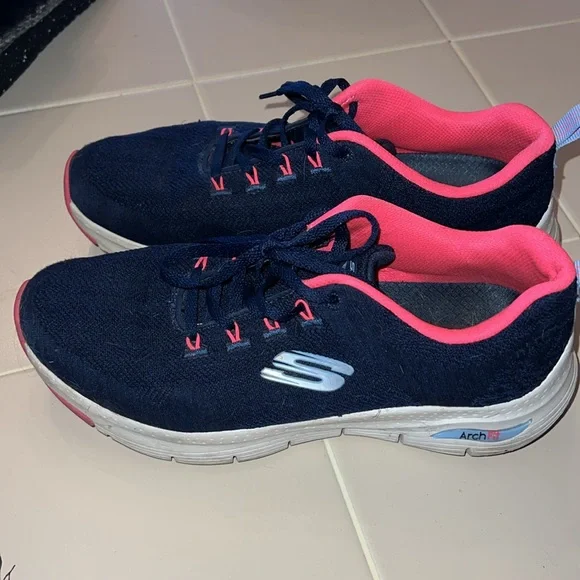 Sketchers size 8 Sneakers arch fit cooled - Picture 3 of 5